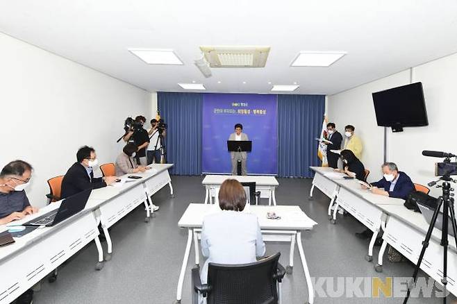 김명기 강원 횡성군수가 지난 16일 횡성군청 브리핑룸에서 정책 브리핑을 갖고 100대 공약사항의 구체적 이행계획에 설명하고 있다.(횡성군청 제공)