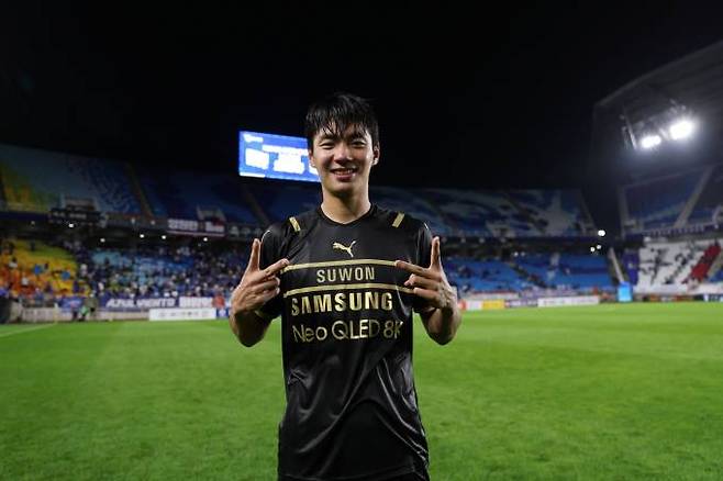 경기 후 수훈 선수 기념 사진을 찍은 수원 삼성의 공격수 전진우.&nbsp; &nbsp;한국프로축구연맹