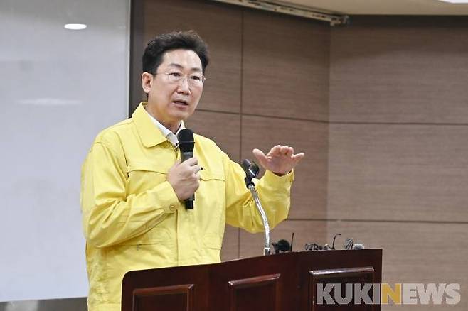 원강수 강원 원주시장이 지난 16일 원주시청에서 재난 상황 대응 관련 긴급브리핑을 집중호우 피해 현황과 복구 대책에 대해 설명하고 있다.(원주시청 제공)&nbsp;