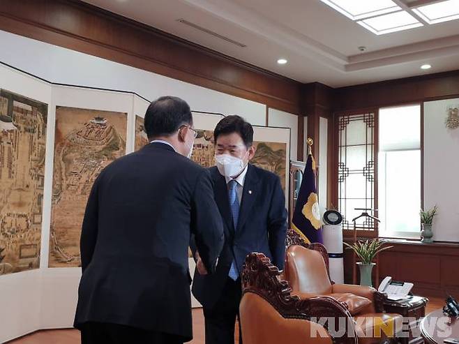 주호영 국민의힘 비상대책위원장(왼쪽)과 김진표 국회의장이 17일 국회 본청에서 만나 손을 맞잡고 있다.&nbsp; &nbsp;사진=안소현 기자