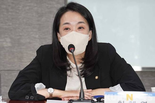 최혜영 더불어민주당 의원이 17일 오전 서울 여의도 국회 의원회관에서 열린 '지정헌혈 관행 개선을 위한 국회 토론회'에서 인사말을 하고 있다.