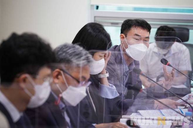 박기홍 대한적십자사 혈액관리본부 헌혈증진국 국장이 17일 오전 서울 여의도 국회 의원회관에서 열린 '지정헌혈 관행 개선을 위한 국회 토론회' 패널 토론에서 발언하고 있다.