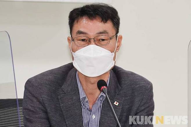 박기홍 대한적십자사 혈액관리본부 헌혈증진국 국장이 17일 오전 서울 여의도 국회 의원회관에서 열린 '지정헌혈 관행 개선을 위한 국회 토론회' 패널 토론에서 발언하고 있다.