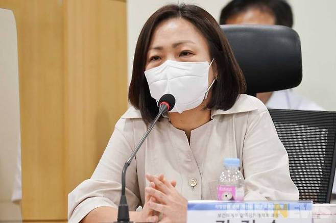 김정숙 보건복지부 혈액장기정책과 과장이 17일 오전 서울 여의도 국회 의원회관에서 열린 '지정헌혈 관행 개선을 위한 국회 토론회' 패널 토론에서 발언하고 있다.