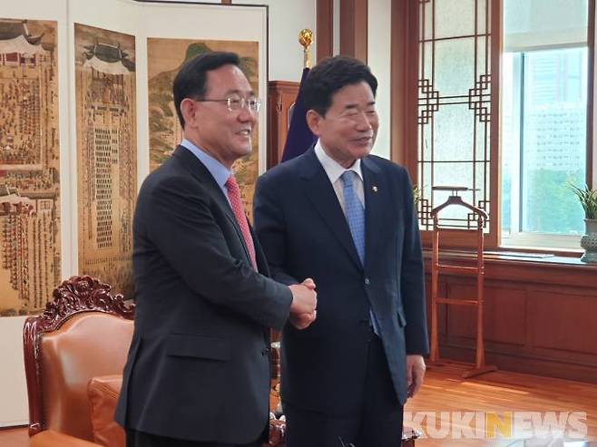 주호영 국민의힘 비상대책위원장(왼쪽)과 김진표 국회의장이 17일 국회 본청에서 만나 손을 맞잡고 있다.&nbsp; &nbsp;사진=안소현 기자