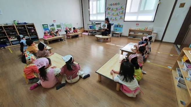 구미시는 보건복지부가 주관한 ‘시간제 보육 통합형 운영 시범사업’ 공모에 선정됐다. 이에 따라 관내 어린이집 28개소는 오는 9월부터 내년 2월까지 어린이집 정규 보육반에서 시간제 보육아동을 함께 돌보는 시범사업을 실시한다. (구미시 제공) 2022.08.17