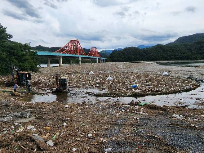 최근 중부지방을 강타한 집중호우 때 충주호로 유입된 부유물로 인해 충북 제천시 수산면 옥순대교 아래 수면에 거대한&nbsp;쓰레기&nbsp;섬이 형성됐다.&nbsp;