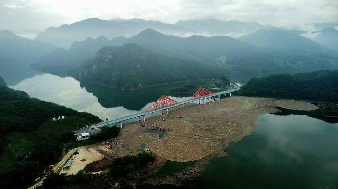 최근 중부지방을 강타한 집중호우 때 충주호로 유입된 부유물로 인해 충북 제천시 수산면 옥순대교 아래 수면에 거대한&nbsp;쓰레기&nbsp;섬이 형성됐다.&nbsp;