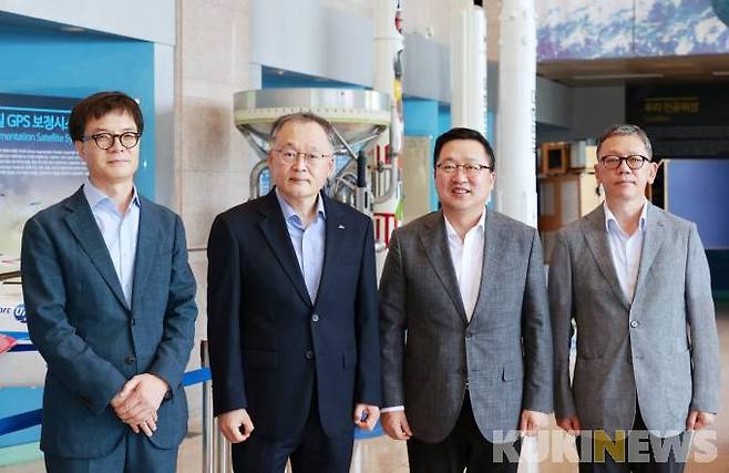 이장우 대전시장(가운데 우측)은 지난 8일 항공우주연구원을 방문해 이상률 원장(가운데 왼쪽)을 접견 '다누리'호 발사 성공을 축하하며, 우주산업클러스터 구축을 위해 긴밀한 협력체계를 구축하기로 뜻을 모았다. 사진=대전시.