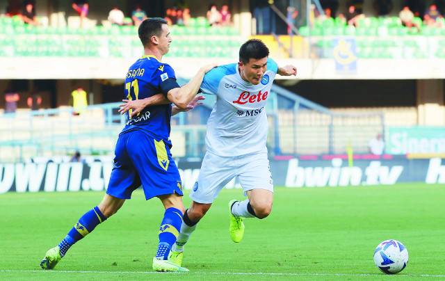 이탈리아 프로축구 세리에A SSC나폴리의 김민재가 15일(현지시간) 이탈리아 베로나의 마르크스 안토니오 벤테고디 스타디움에서 열린 2022-2023시즌 세리에A 엘라스 베로나와 경기에서 케빈 라사그나와 볼 경합을 벌이고 있다. EPA연합뉴스