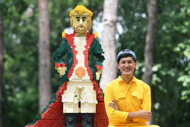 편해문씨는 드라마 ‘이상한 변호사 우영우’의 방구뽕 편이 제목의 ‘피리 부는’부터 대사 중 ‘체험 없는 체험 학습’ ‘간교한’ ‘상술’ 등의 표현이 자신의 책 ‘아이들은 놀이가 밥이다’와 비슷한 부분이 많다고 주장했다. 차용에 대한 상의가 없는 것이 아쉽고 안타깝다고 했다. 김지훈 기자