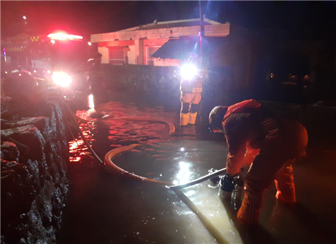 16일 0시부터 17일 오전 11시까지 제주 한라산에 300㎜가 넘는 비가 내렸다. 사진은 16일 밤 침수된 주택 마당에 배수 지원이 이뤄지는 모습. 제주도 소방안전본부 제공