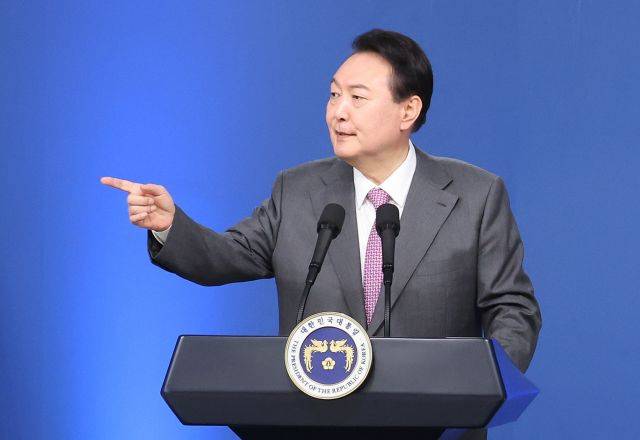 윤석열 대통령이 17일 서울 용산 대통령실 청사에서 열린 취임 100일 기자회견 '대통령에게 듣는다'에서 질문을 위해 손을 든 취재진을 가리키고  있다. 연합뉴스