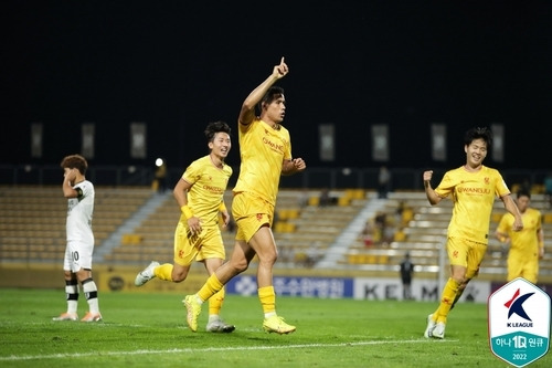 골 세리머니하는 광주의 산드로[한국프로축구연맹 제공]