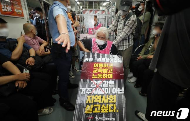 박경석 전국장애인차별철폐연대(전장연) 상임 공동대표가 지난 1일 오전 서울 종로구 지하철 5호선 광화문역에서 장애인 이동권 및 예산 확보를 위한 기자회견을 마친 후 지하철에 탑승해 발언하고 있다. /사진=뉴스1