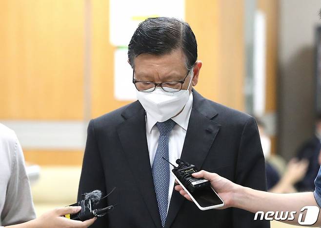 (서울=뉴스1) 임세영 기자 = 계열사 부당지원 혐의를 받는 박삼구 전 금호아시아나그룹 회장이 17일 오후 서울 서초구 중앙지방법원에서 열리는 특정경제범죄 가중처벌 등에 관한 법률위반(횡령) 관련 공판에 출석하고 있다. 2022.8.17/뉴스1  Copyright (C) 뉴스1. All rights reserved. 무단 전재 및 재배포 금지.