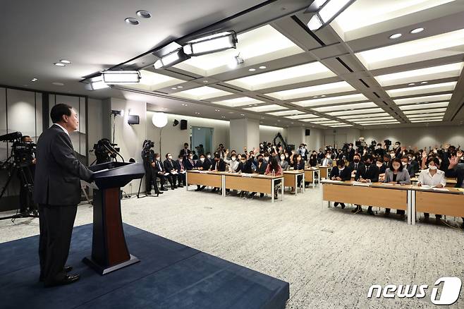 윤석열 대통령이 17일 용산 대통령실 청사 브리핑룸에서 취임 100일 기자회견을 하고 있다. (대통령실 제공) /사진=뉴스1