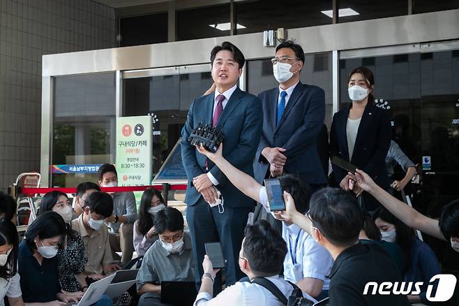 이준석 전 국민의힘 대표가 17일 서울 양천구 남부지방법원에서 당 비상대책위원회 효력을 정지해달라며 낸 가처분 신청 사건 심문을 마친 후 취재진 질문에 답변하고 있다. /사진=뉴스1