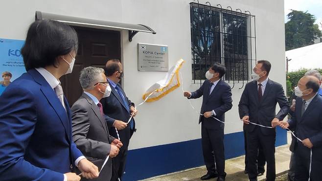 KOPIA 과테말라 센터 개소 현판 제막식에 양국 관계자들이 자리를 함께 했다. 맨 좌측부터 이충만 주과테말라 한국대사관 참사관, 호세 앙헬 로페즈 캄포세코 농축산식품부 장관, 알레한드로 에두아르도 쟈마테이 파야 과테말라 대통령, 조재호 농촌진흥청장, 장안철 농진청 국외농업기술과장, 박선용 KOPIA 과테말라 센터 소장.