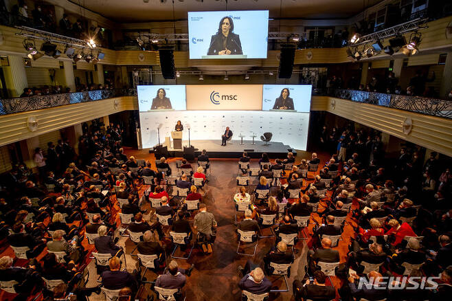 [뮌헨=AP/뉴시스] 지난 19일 독일 뮌헨에서 뮌헨안보회의가 열리는 가운데 카멀라 해리스 미국 부통령이 연설하고 있다. 2022.02.21