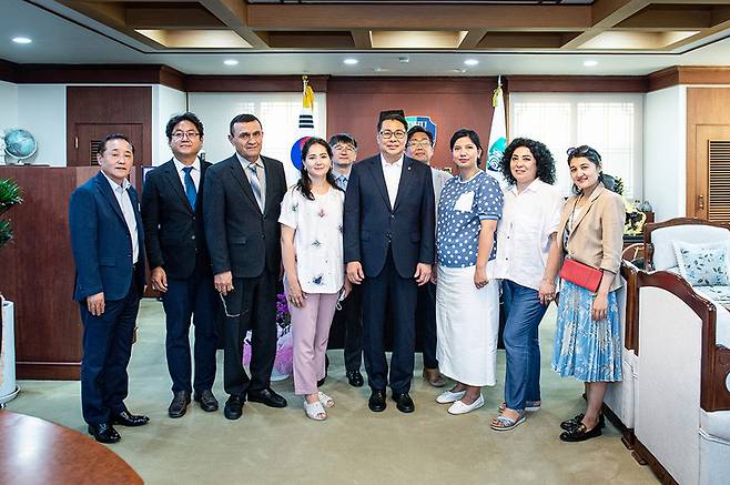 변창훈 총장과 우즈베키스탄 3개 의과대학 교수진이 기념촬영을 하고 있다. *재판매 및 DB 금지