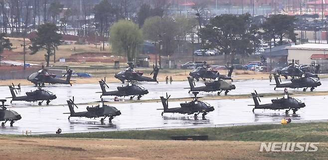 [평택=뉴시스] 김종택기자 = 한미연합 군사훈련의 '사전연습' 격인 위기관리참모훈련(CMST)이 진행중인 13일 경기도 평택시 캠프 험프리스에 미군 헬기가 계류돼 있다. 오는 15일까지 합동참모본부 주도로 진행되는 이번 훈련은 전쟁 발발 전의 돌발사태 위기를 적절히 관리하는 훈련이다. 사전훈련이 끝나면 이달 18~28일 본 훈련인 연합지휘소 훈련(CCPT)이 진행될 예정이다. 2022.04.13. jtk@newsis.com