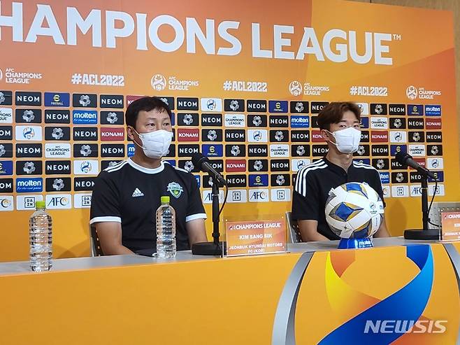 [서울=뉴시스]전북 현대 김상시 감독과 김진수. (사진=프로축구연맹 제공)