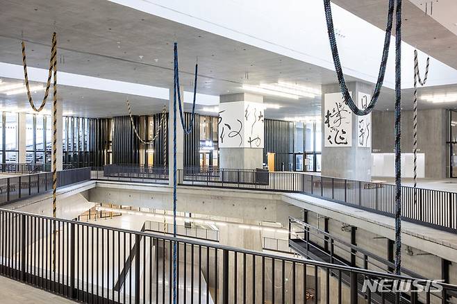 [서울=뉴시스]양혜규, 2021-2022, 검정색 스테인리스강 방울, PVD 도금된 스테인리스강 방울, 니켈 도금된 방울, 스테인리스강 체인, 분할 링 가변 크기 M+ Collection M+, Hong Kong, © Haegue Yang 《M+ 커미션: 양혜규》 전시 전경, M+, 홍콩, 2022 사진: Lok Cheng. M+, Hong Kong 이미지 제공: 국제갤러리