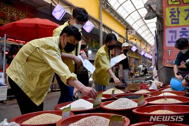 [광주=뉴시스] 이영주 기자 =17일 오전 광주 북구 시장산업과 직원들이 북구 말바우시장에서 원산지 표시 여부 등을 점검하고 있다. 2022.08.17.leeyj2578@newsis.com