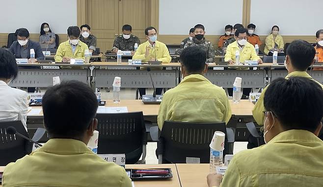 [음성=뉴시스] 강신욱 기자 = 17일 오후 충북 음성군청 대회의실에서 조병옥 음성군수 등 음성군통합방위협의회 위원과 읍·면장, 예비군 대장 등이 참석한 가운데 2022 을지연습 음성군통합방위협의회가 열리고 있다. (사진=음성군 제공) 2022.08.17. photo@newsis.com *재판매 및 DB 금지