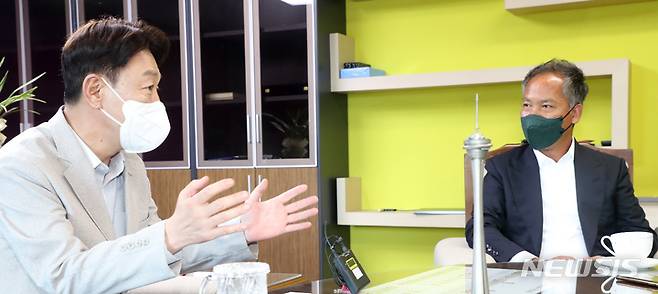 [전주=뉴시스] 김얼 기자 = 우범기 전주시장(왼쪽)과 전은수 자광홀딩스 대표가 17일 전북 전주시 전주시청 시장실에서 만나 면담을 갖고 있다. 2022.08.17. pmkeul@newsis.com