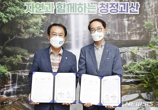 [괴산=뉴시스] 강신욱 기자 = 17일 충북 괴산군청 군수집무실에서 송인헌(왼쪽) 괴산군수와 김정태 NH농협은행 괴산군지부장이 아동급식카드사업 업무협약을 하고 있다. (사진=괴산군 제공) 2022.08.17. photo@newsis.com *재판매 및 DB 금지