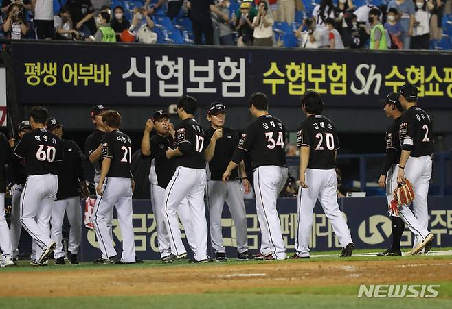 [서울=뉴시스] 고승민 기자 = 29일 서울 잠실야구장에서 열린 2022 KBO 리그 KT위즈 대 LG트윈스 경기, 5대4로 LG를 꺾은 KT 선수들이 자축하고 있다. 2022.07.29. kkssmm99@newsis.com
