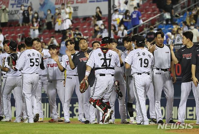 [서울=뉴시스] 김진아 기자 = 17일 오후 서울 송파구 잠실야구장에서 열린 2022 KBO리그 삼성 라이온즈와 LG 트윈스의 경기, 11대7로 승리한 LG 고우석과 선수들이 기뻐하고 있다. 2022.08.17. bluesoda@newsis.com