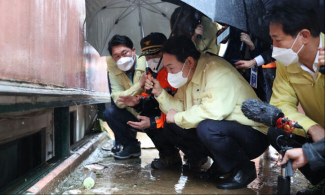윤석열 대통령(왼쪽에서 세번째)이 지난 9일 서울 관악구 신림동 침수 피해 현장을 점검하고 있다. 대통령실 제공