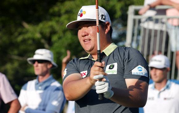 임성재가 5일 PGA 투어 윈덤챔피언십 1라운드 첫 홀인 10번홀에서 티샷한 뒤 타구를 바라보고 있다. [AP 연합뉴스]