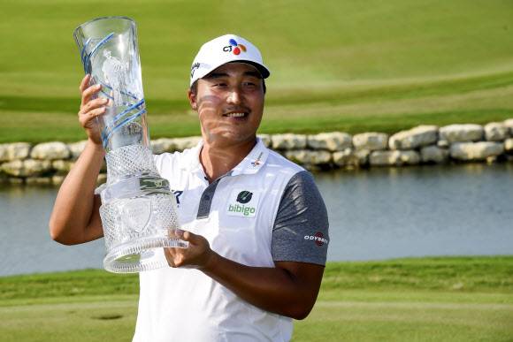 우승컵 든 이경훈 - 이경훈이 16일(한국시간) 미국 텍사스주 매키니의 TPC 크레이그 랜치에서 열린 PGA 투어 AT&T 바이런 넬슨(총상금 910만 달러)에서 우승한 뒤 트로피를 들며 기뻐하고 있다. 이경훈은 지난해에 이어 2년 연속으로 이 대회에서 우승했다.미국 매키니 AP 연합뉴스