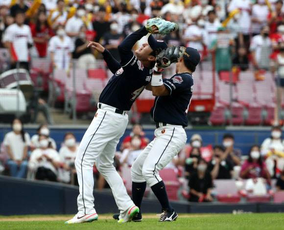 “내가 잡는다” - 지난 7일 광주기아챔피언스필드에서 열린 KBO 리그 두산 베어스와 KIA 타이거즈의 경기에서 두산 선발 곽빈(왼쪽)이 4회말 KIA 황대인의 타구를 3루수 허경민에 앞서 잡아내고 있다. 광주 연합뉴스