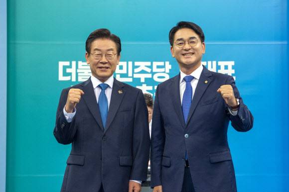 17일 오후 광주 서구 KBS 광주방송총국에서 열린 더불어민주당 당대표 후보자 방송 토론회에 참석한 이재명(왼쪽) 후보와 박용진(오른쪽) 후보가 토론 시작 전 기념 촬영을 하고 있다. 2022.8.17 공동취재