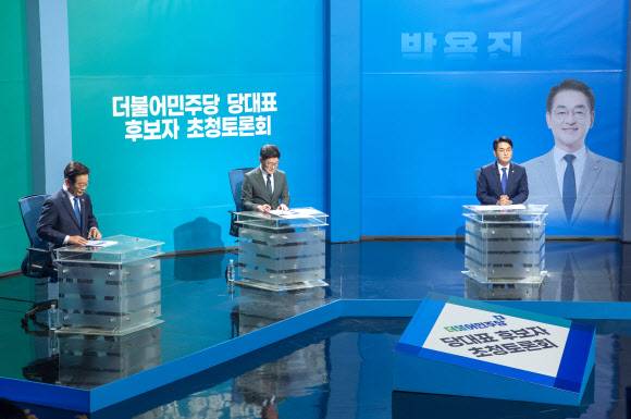 17일 오후 광주 서구 KBS 광주방송총국에서 열린 더불어민주당 당대표 후보자 방송 토론회에 참석한 이재명(왼쪽) 후보와 박용진(오른쪽) 후보가 토론을 준비하고 있다. 2022.8.17 공동취재