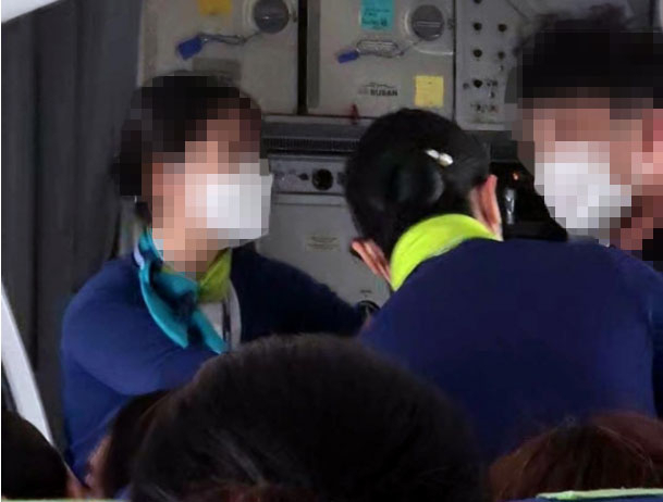 지난 14일 항공기에서 아기가 울자 시끄럽다며 폭언을 퍼붓는 등 난동을 부리는 남성의 모습./연합뉴스