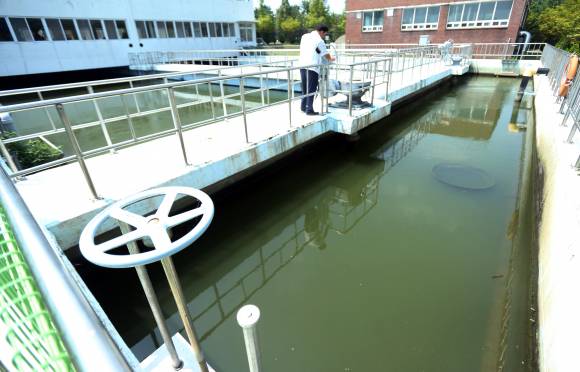 경남 함안군 칠서면에 있는 창원시 상수도사업소 칠서정수장에서 직원이 정수시설을 조작하고 있다. ⓒ연합뉴스