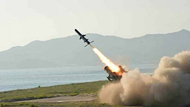 북한이 지난 2017년 6월 공개한 신형 지대함 순항미사일의 발사 장면 ⓒ조선중앙통신