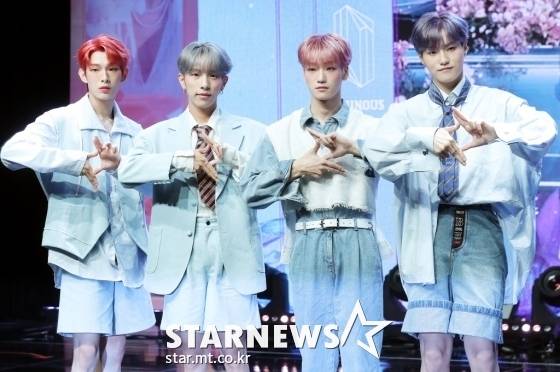 그룹 루미너스(LUMINOUS)가 17일 오후 서울 강남구 청담동 일지아트홀에서 열린 첫 정규앨범 'LUMINOUS in WONDERLAND' 발매기념 쇼케이스에 참석해 포즈를 취하고 있다. /사진=김창현 기자