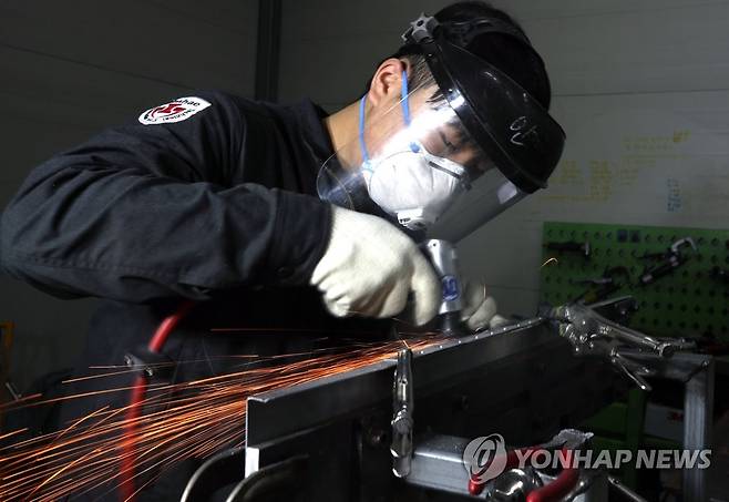 미래를 위한 땀방울 (김해=연합뉴스) 김동민 기자 = 17일 경남 김해시 김해건설공업고등학교 정비실습실에서 한 학생이 2주 앞으로 다가온 제57회 전국기능경기대회를 앞두고 모의평가를 하고 있다.     
    '제57회 전국기능경기대회'는 오는 29일부터 오는 9월 5일까지 김해건설공고를 비롯해 경남 8개 경기장에서 열린다. 2022.8.17 image@yna.co.kr