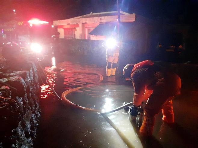 서귀포시 성산읍 침수 도로 배수 작업하는 소방대원들 [제주 동부소방서 제공. 재판매 및 DB 금지]