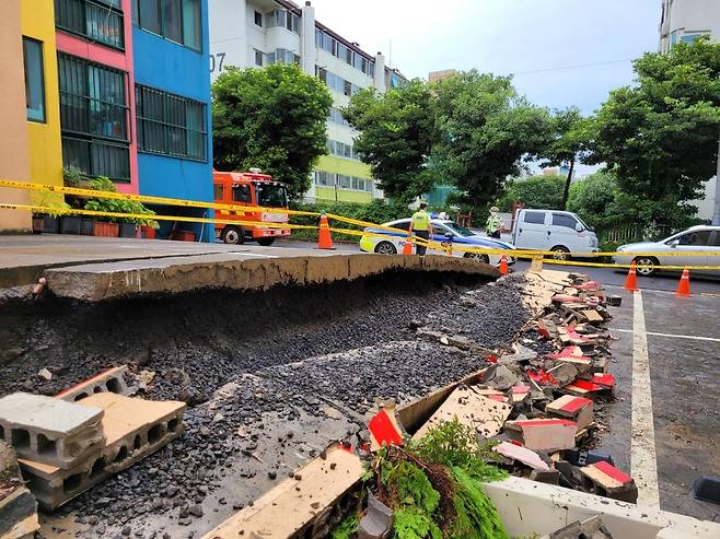 17일 제주시 아라일동 담장 무너짐 현장 [제주소방서 제공. 재판매 및 DB 금지]