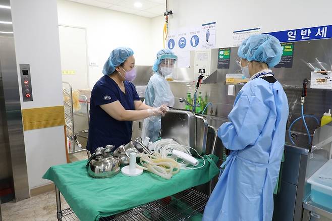 수원 윌스기념병원에서 근무 중인 이율랴(가운데) 씨.  수원출입국·외국인청 제공. 재판매 및 DB금지