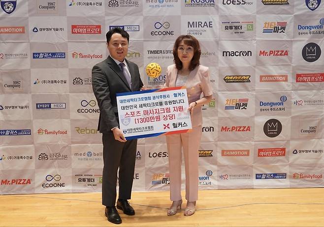 물품을 후원한 헐커스 김미영 대표(오른쪽)와 오주영 대한세팍타크로협회장 [대한세팍타크로협회 제공. 재판매 및 DB 금지]