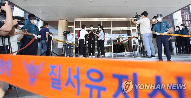 취재진 질문 받는 '변호사 피살사건' 피의자 (제주=연합뉴스) 박지호 기자 = 제주의 대표 장기미제 '변호사 피살 사건' 피의자 A(55)씨가 27일 오후 제주동부경찰서에서 제주지검으로 이송되기 전 취재진으로부터 질문을 받고 있다. 2021.8.27 jihopark@yna.co.kr